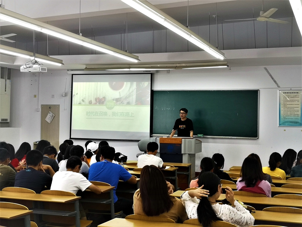高年级优秀党员参与新生班级经验分享会